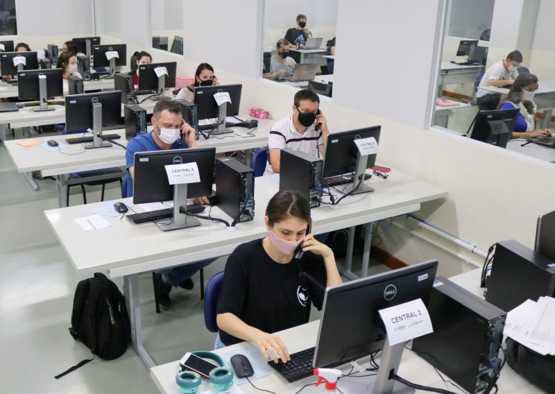 Mais de 60 pessoas, entre profissionais da sa&uacute;de e estudantes de Medicina, est&atilde;o capacitados para o teleatendimento via 0800 – Foto: Prefeitura de Jaragu&aacute; do Sul/Divulga&ccedil;&atilde;o