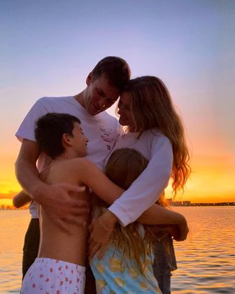 A modelo e a família posaram para as redes sociais. – Foto: Foto: Redes Sociais