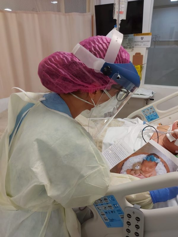Paciente ouve a leitura de carta de familiar na UTI respiratória – Foto: Divulgação Unimed
