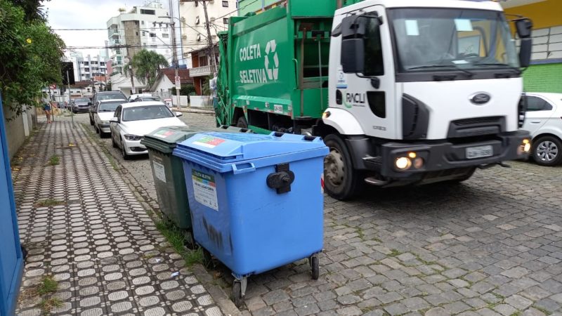 Caminh&atilde;o coleta o lixo separado entre comum e recicl&aacute;vel – Foto: Divulga&ccedil;&atilde;o/Samae