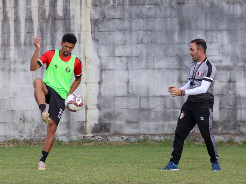 Naldo chegou, já treina com a equipe e projetar estar “pronto” em uma semana – Foto: Vitor Forcellini/JEC