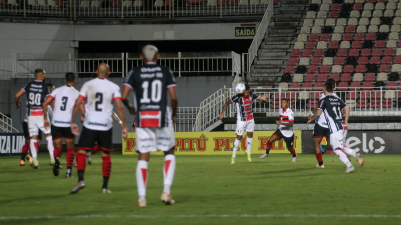 Diego e Caio Monteiro deram mais movimentação ao ataque, mas o JEC não conseguiu chegar ao gol – Foto: Vitor Forcellini/JEC