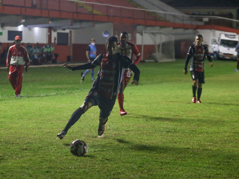 JEC e Hercílio Luz fizeram jogo de muitos gols, expulsões e confusão na noite desta quarta-feira (21) – Foto: Vitor Forcellini/JEC