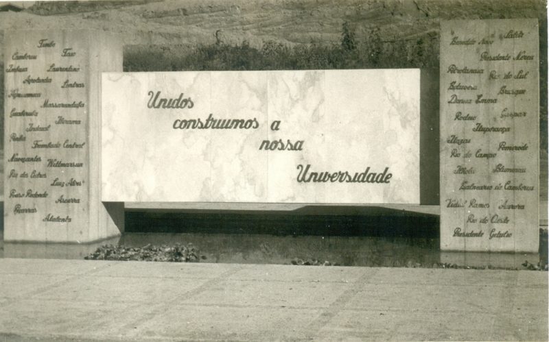 Vista geral do marco representativo da sede pr&oacute;pria da FURB. Campus I – Blumenau/SC – Foto: Acervo do Centro de Mem&oacute;ria Universit&aacute;ria &ndash; CMU/Arquivo da FURB