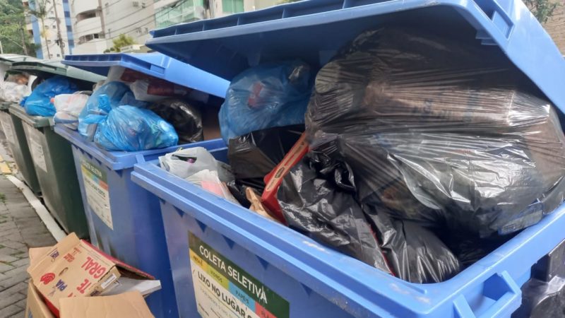 Cont&ecirc;ineres azuis devem ser utilizados para o descarte de res&iacute;duos recicl&aacute;veis ou &ldquo;lixo seco&rdquo; – Foto: Divulga&ccedil;&atilde;o/Samae