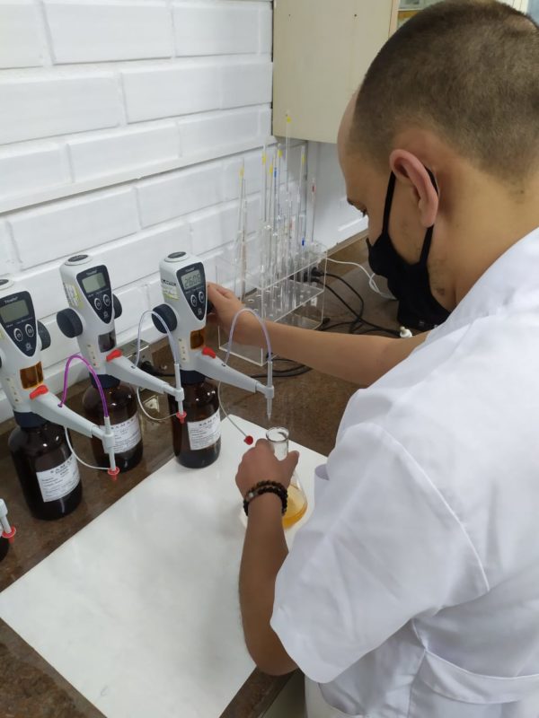 T&eacute;cnico do Samae realizando an&aacute;lise por titula&ccedil;&atilde;o em amostra de &aacute;gua tratada – Foto: Divulga&ccedil;&atilde;o/PMB