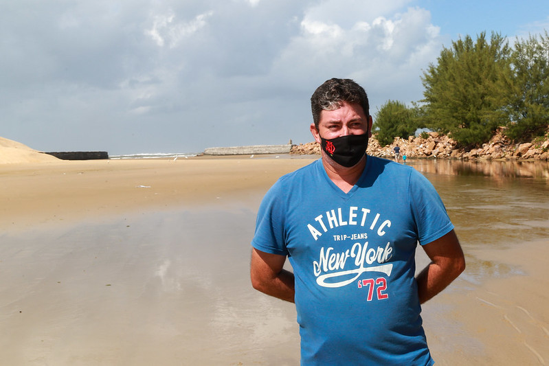 Pescador Alex Sander Vargas, 41 anos, lamenta situação na Barra do Camacho – Foto: Julio Cavalheiro/Secom