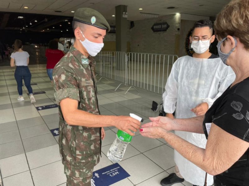 Militar auxilia atendimento no Setor 1 do Parque Vila Germânica – Foto: João Vitor Korc