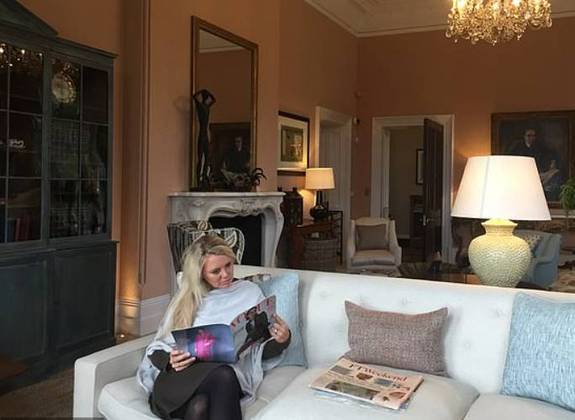 Pelo seus serviços, ela cobra entre R$950 – R$ 2380 por hora, viajando pelo globo para atende as solicitações de quem a procura – Foto: Arquivo pessoal/Tiffany Norris
