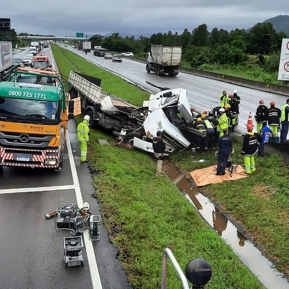 Acidente destruiu carreta na BR-101, em Palhoça – Foto: Divulgação/CBMSC