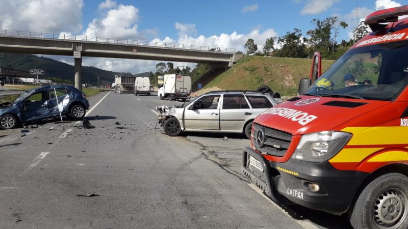 Acidente envolveu três veículos e deixou duas pessoas feridas. – Foto: Divulgação Corpo de Bombeiros Militar