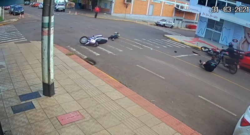 Motociclista foi arremessado por cerca de cinco metros após batida envolvendo outro moto – Foto: WH3/Divulgação/ND