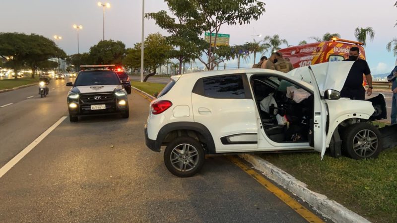 Condutor foi arremessado para fora do veículo com a força da colisão