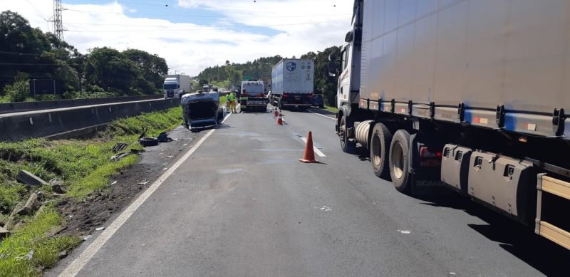 Um carro capotou com o acidente – Foto: PRF/Divulgação/ND