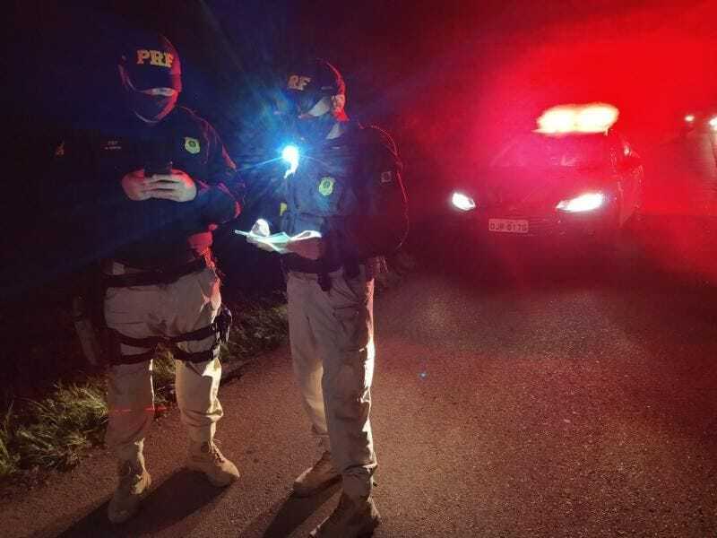 Carona morreu no local do acidente, ao ficar preso embaixo do caminhão – Foto: PRF/Divulgação