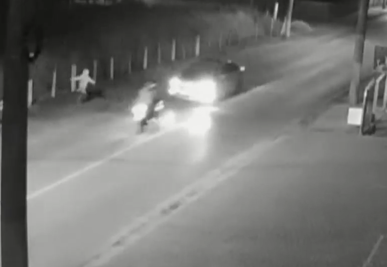 Pelas imagens &eacute; poss&iacute;vel ver que o jovem pilotava pela contram&atilde;o no momento do acidente – Foto: Reprodu&ccedil;&atilde;o/ND