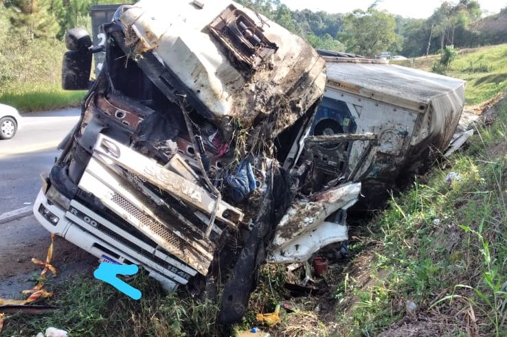 Motorista sobrevive após carreta tombar na BR-470, em Pouso Redondo – Foto: Divulgação/Corpo de Bombeiros