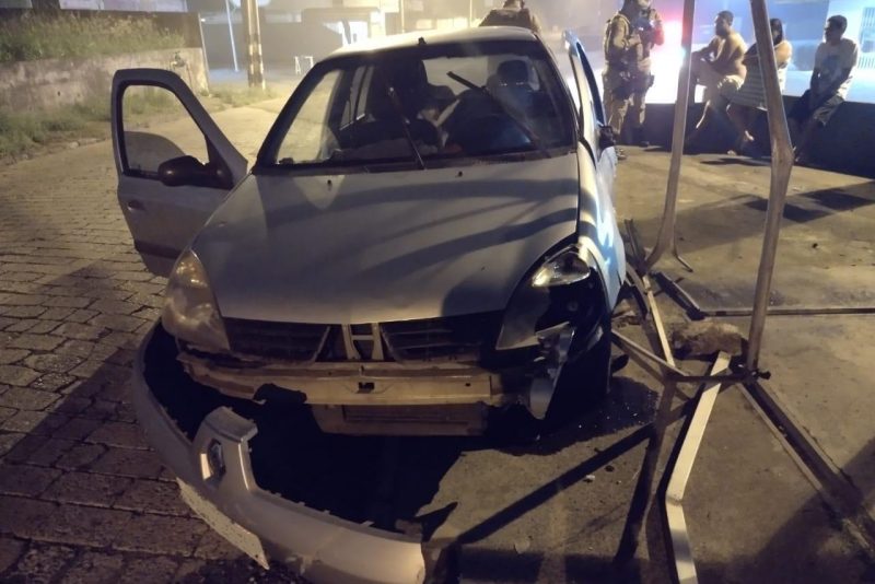 Motorista embriagado é preso após destruir muro de casa em Blumenau – Foto: Divulgação/Polícia Militar