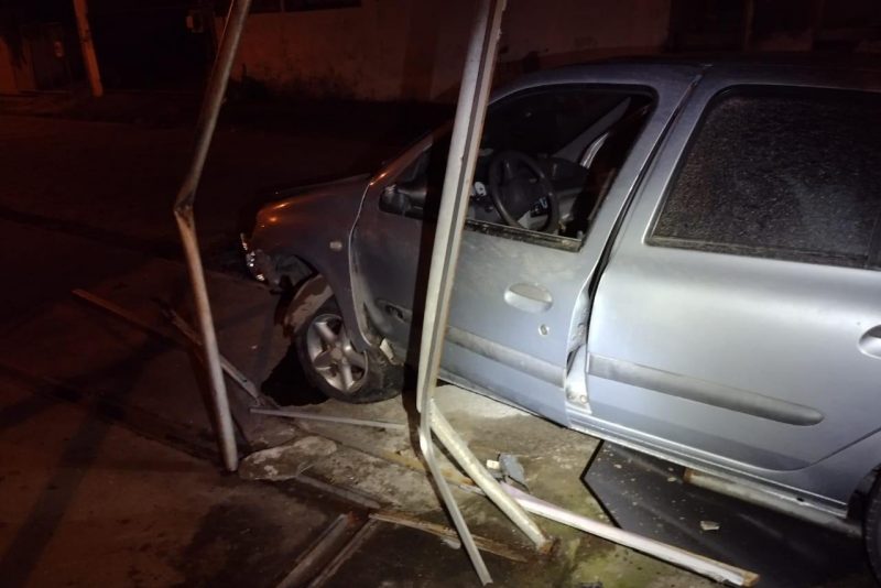 Motorista embriagado é preso após destruir muro de casa em Blumenau – Foto: Divulgação/Polícia Militar