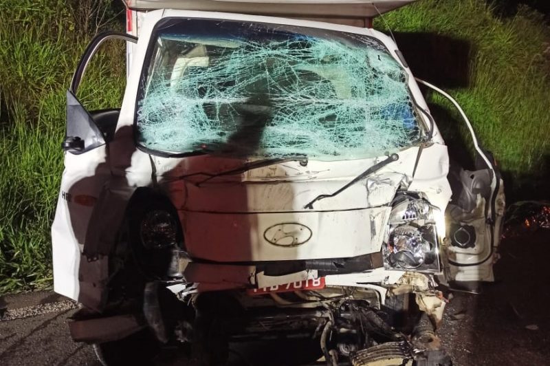 O motorista da caminhonete não resistiu ao impacto da colisão