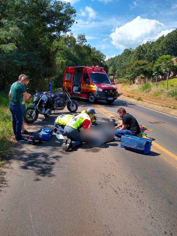Uma batida entre carro e moto deixou um homem ferido no início da tarde desta sexta-feira (2) na Linha Feliz, no interior de Planalto Alegre, no Oeste catarinense. O acidente aconteceu pouco antes das 11h30 na SC-283. – Foto: Bombeiros/ND