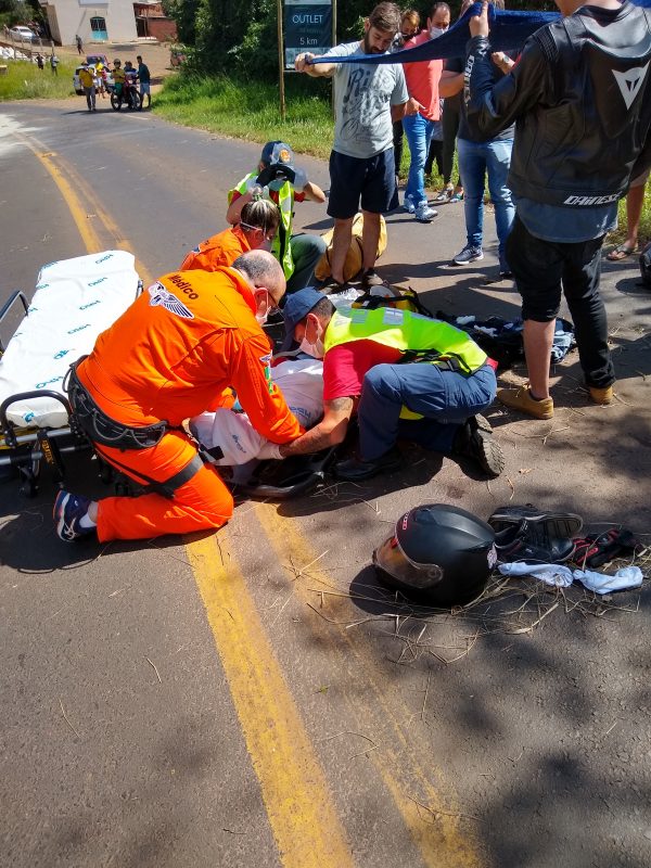 O piloto da motocicleta — que estava sozinho — foi socorrido com fraturas no braço e na perna, ambos do lado esquerdo. Ele estava acordado quando foi imobilizado e levado ao Hospital Regional do Oeste pelo helicóptero da Polícia Civil. – Foto: Bombeiros/ND