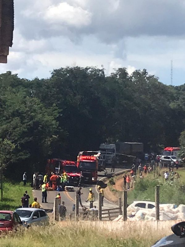 O trânsito ficou lento no local para o atendimento do motociclista. – Foto: Margarete Kozah/Arquivo pessoal/ND