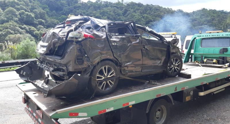 Carro conduzido por Mariana ficou destruído – Foto: Divulgação/PRF SC