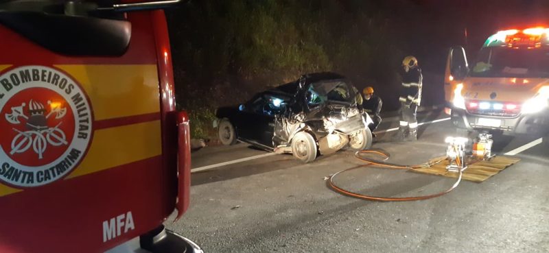 Mulher ficou presa &agrave;s ferragens e precisou ser resgatada pela concession&aacute;ria que administra a rodovia – Foto: Bombeiros Militares/Divulga&ccedil;&atilde;o