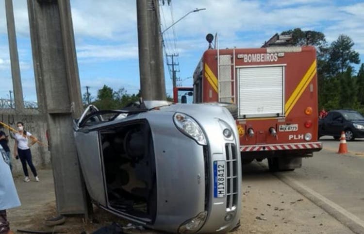Veículo tombou e colidiu contra um poste – Foto: PMSC/Divulgação