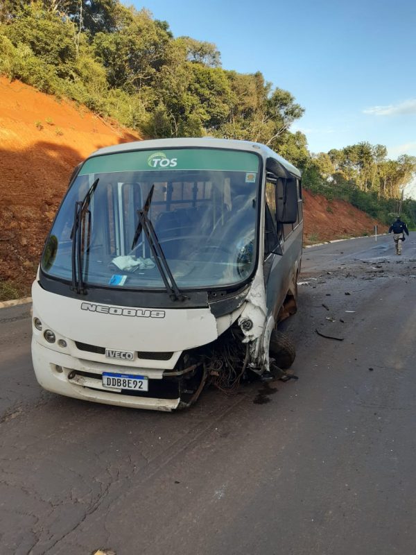 Motorista do micro-ônibus de 51 anos teve ferimentos no joelho – Foto: Corpo de Bombeiros/Divulgação