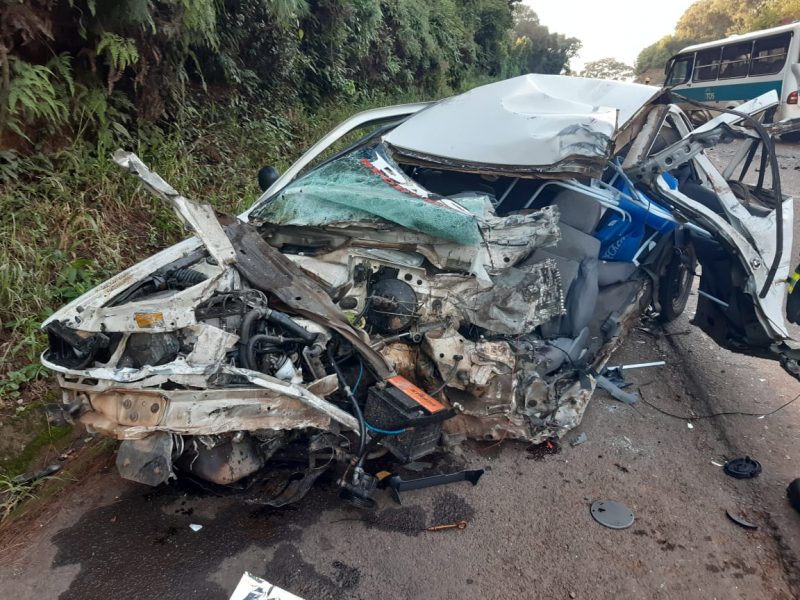 Jovem de 20 anos, condutor de um VW/Gol, morreu no local preso às ferragens – Foto: Corpo de Bombeiros/Divulgação