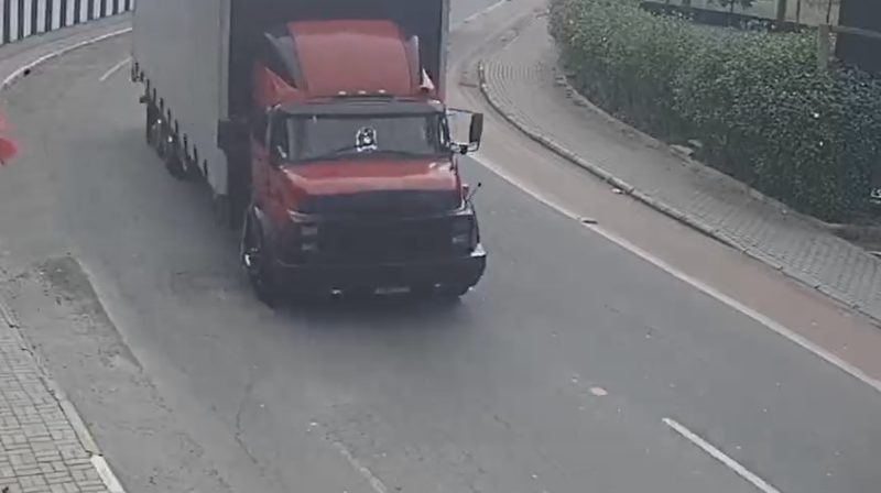 Vídeo mostra momento em que caminhão e moto colidem em Jaraguá do Sul – Foto: Reprodução/OCPNews