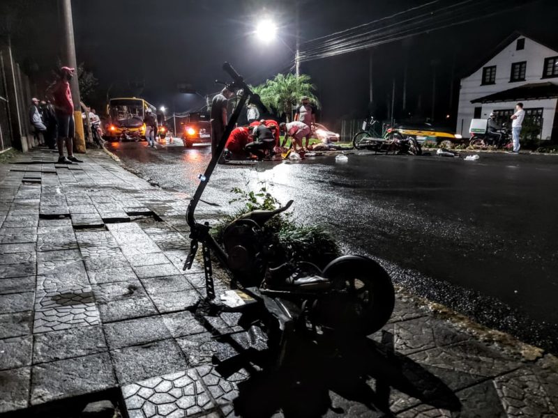 O acidente aconteceu na noite de quinta-feira (15), no bairro Barra do Rio Cerro – Foto: Fabio Junkes/OCP News