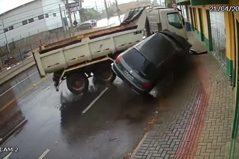 Caminhão aquaplana e atinge carro estacionado em Blumenau – Foto: Divulgação
