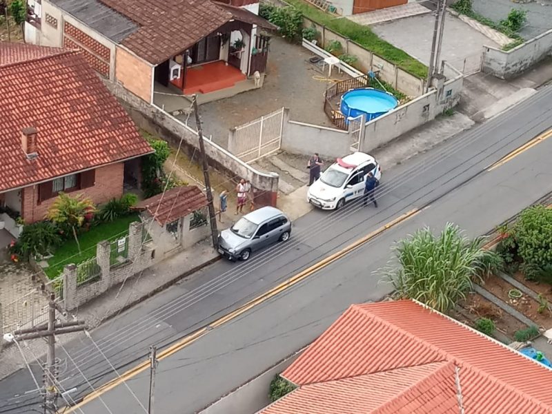 A GMT (Guarda Municipal de Trânsito) de Blumenau foi acionada para atender uma ocorrência de colisão de um carro na tarde desta terça-feira (6). O acidente não foi grave e ninguém ficou ferido, mas o fato do motorista usar uma tornozeleira eletrônica chamou atenção dos agentes. Confira o vídeo após o fato – Foto: Divulgação/ND