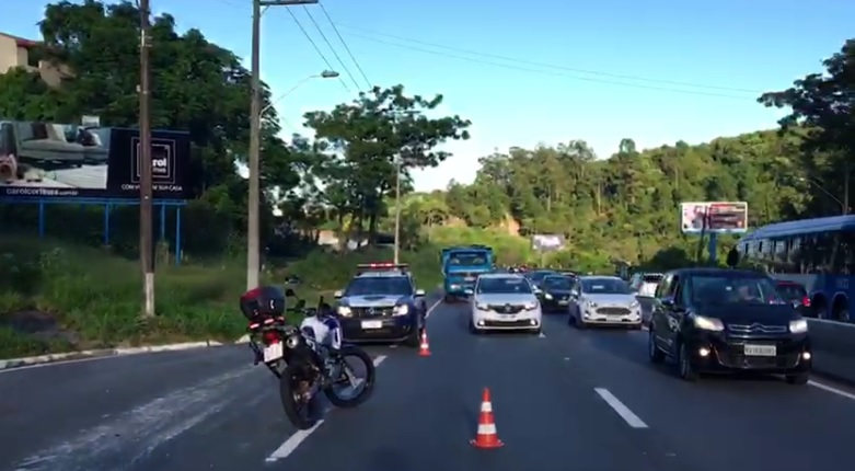 Acidente provoca trânsito intenso na SC-401, por volta das 7h40