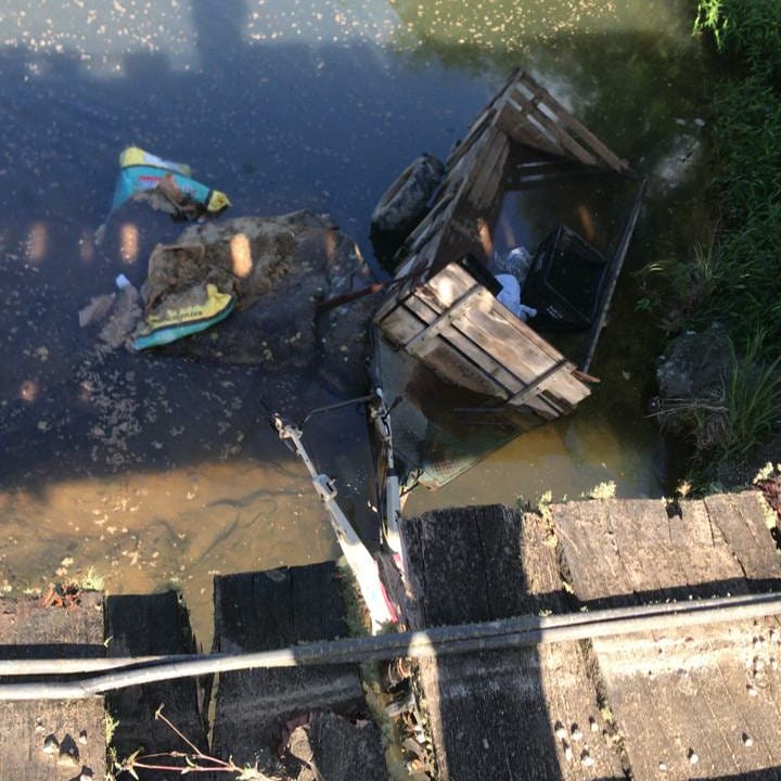 Uma pessoa morreu e outra ficou ferida com a queda de uma tobata dentro de um rio no município de Bom Retiro, na Serra catarinense. - Divulgação/Corpo de Bombeiros