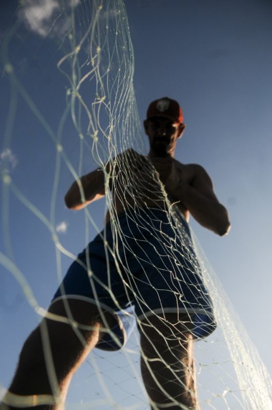 Adenir da Silva Junior tem 32 anos anos e pesca desde os 14 – Foto: Leo Munhoz/ND