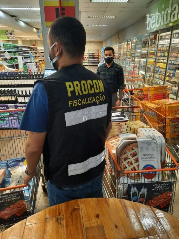 O Procon de Florian&oacute;polis apreendeu 131 kg de alimentos impr&oacute;prios para comercializa&ccedil;&atilde;o em um supermercado no bairro Santa M&ocirc;nica, em Florian&oacute;polis, nesta sexta-feira (23) – Foto: PMF/Divulga&ccedil;&atilde;o/ND