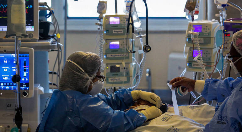 Reabilitação de pacientes em terapia intensiva é mais lenta. – Foto: Miguel Schincariol/AFP