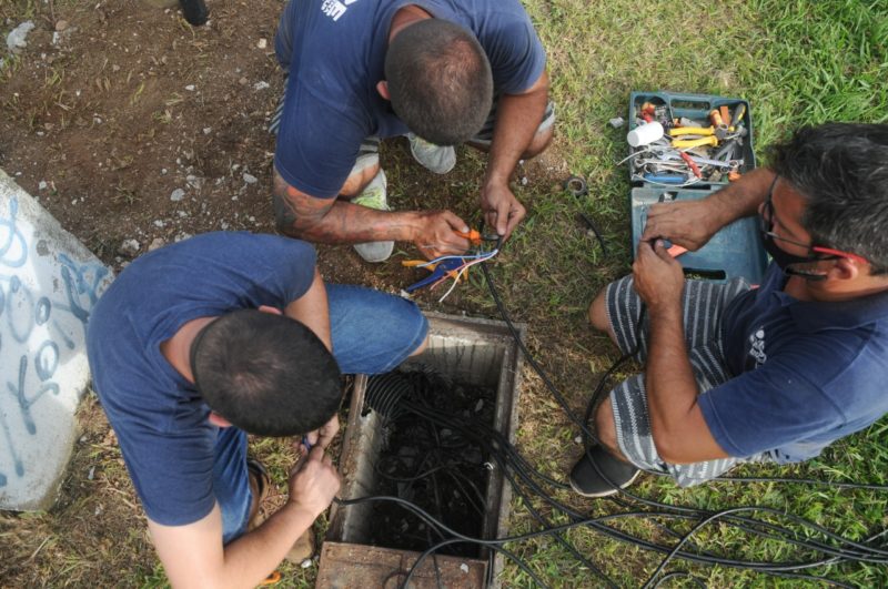 Agentes da Prefeitura nos reparos da fiação dos semáforos
