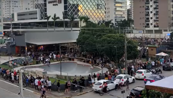 Aglomeração em pista de Skate na praia Brava de Itajaí – Foto: Reprodução/ND