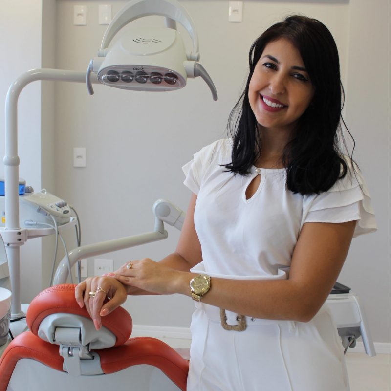 Alana Pereira, dentista entrevistada para tirar as dúvidas entre lentes dentais e facetas de porcelana – Foto: Reprodução/Arquivo pessoal
