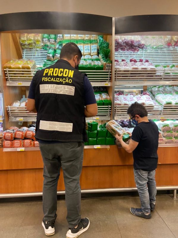 Desde a Semana do Consumidor, em mar&ccedil;o, o Procon intensificou as fiscaliza&ccedil;&otilde;es em estabelecimentos que comercializam alimentos. Em pouco mais de um m&ecirc;s, 435 kg de alimentos mal armazenados ou fora do prazo de validade foram apreendidos e encaminhados &agrave; Comcap para descarte – Foto: PMF/Divulga&ccedil;&atilde;o/ND