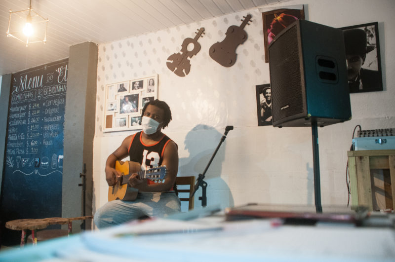 Allende da Silva Pereira abre o Eta Bar, no Centro de Florian&oacute;polis, duas vezes por m&ecirc;s para tentar pagar o aluguel do espa&ccedil;o – Foto: Leo Munhoz/ND