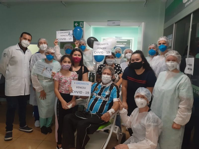 Alviz, de 67 anos, foi homenageado ao receber alta da UTI Covid do hospital de Maravilha – Foto: Hospital São José de Maravilha/Divulgação