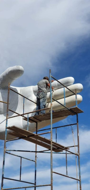 Escultores finalizaram os acabamentos dos braços e da cabeça do Cristo, restando apenas a roupagem para a sua conclusão. – Foto: Associação Amigos de Cristo/Divulgação/ND