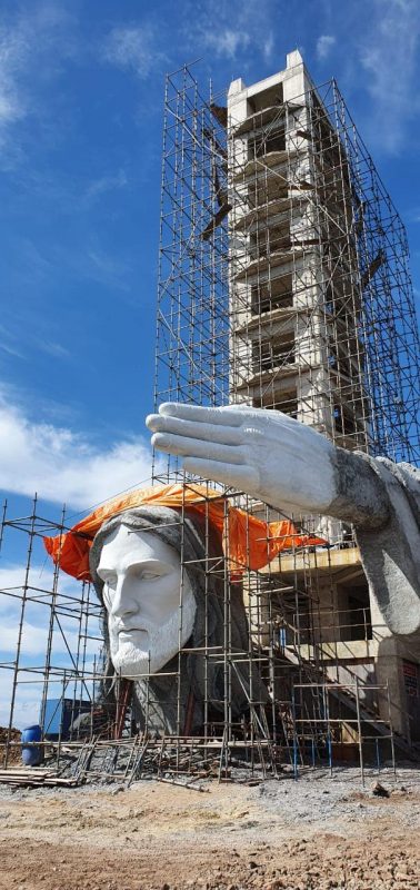 A construção é um local de fé, devoção e gratidão, fortalecerá a religiosidade da região. Além disso, ajudará desenvolvimento econômico movimentando uma média de 10 mil turistas por mês. – Foto: Associação Amigos de Cristo/Divulgação/ND