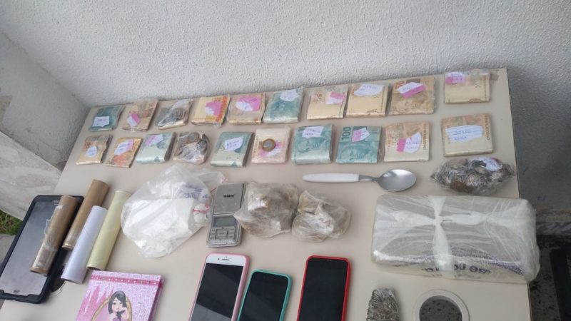 Al&eacute;m das drogas, mais de R$ 8 mil foram encontrados no apartamento – Foto: PM;/Divulga&ccedil;&atilde;o